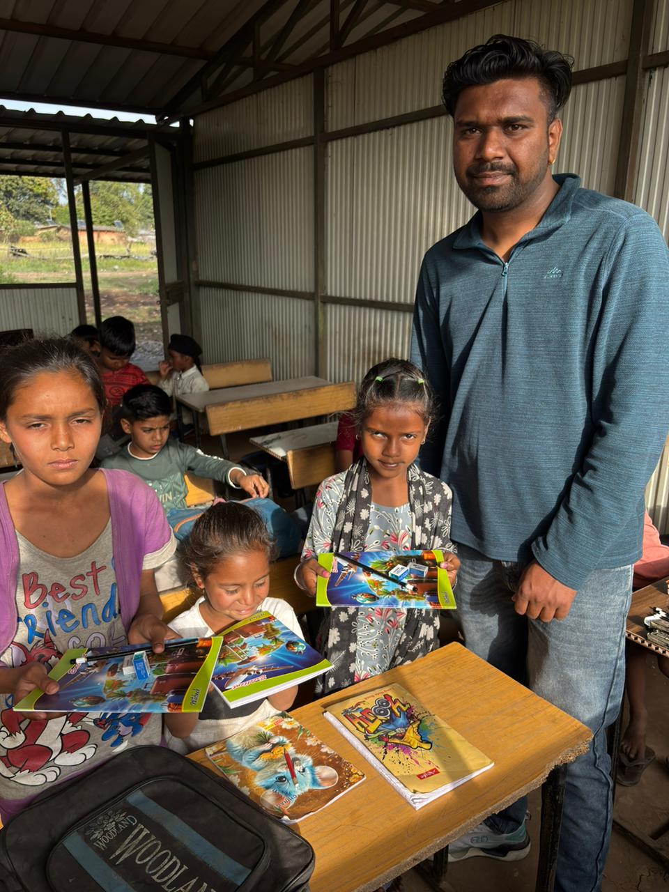 Mirai Society के वितरण अभियान में बच्चों को स्कूल किट और शैक्षणिक सामग्री मिलती हुई